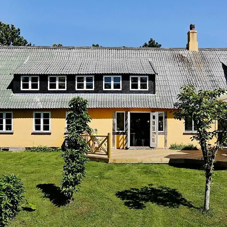 Five-bedroom Holiday In 2 * Vejby