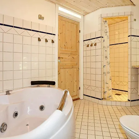 Five-bedroom Holiday In 2 * Vejby